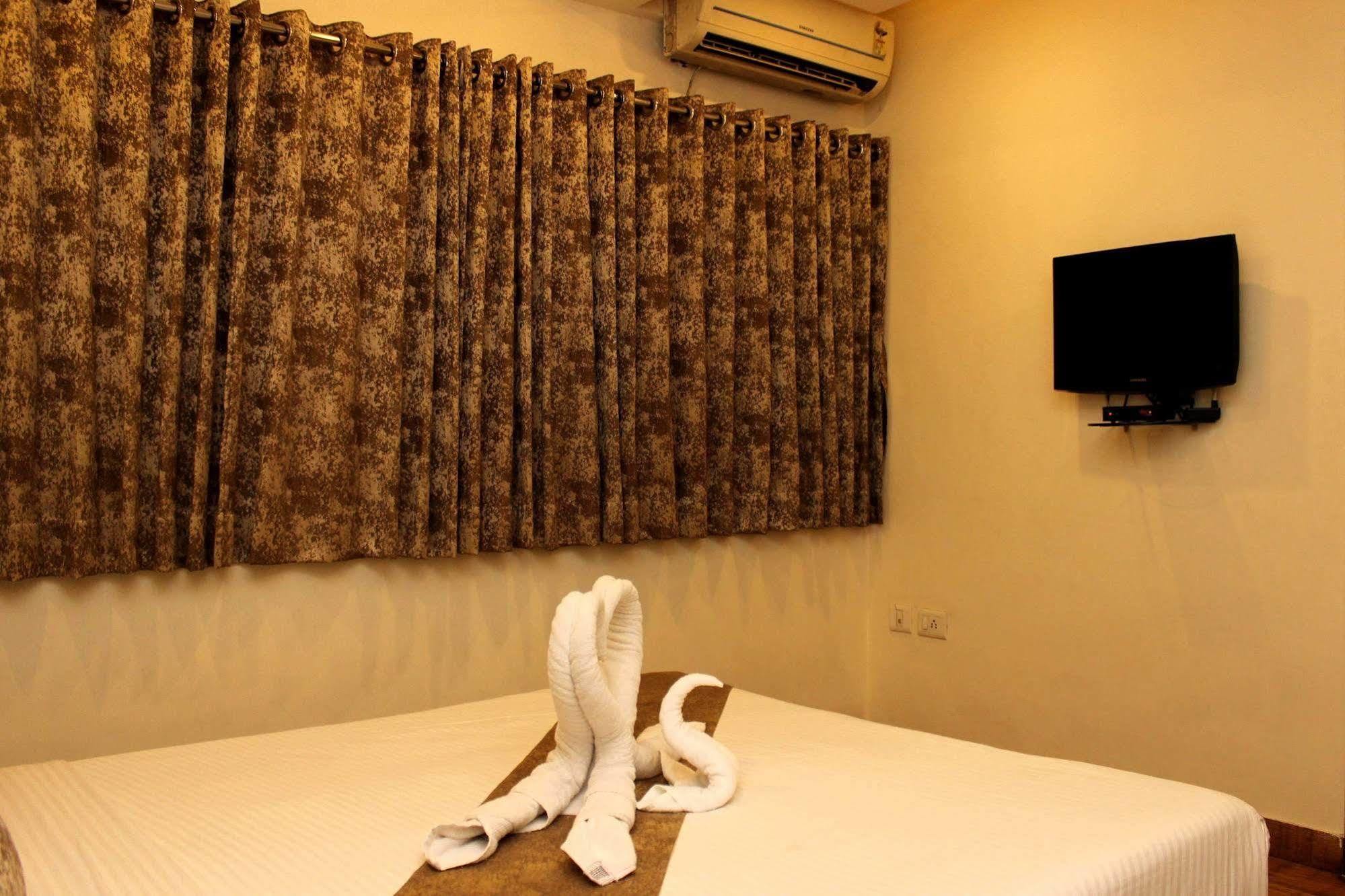 The Pearl Hotel Kolkata Exterior photo