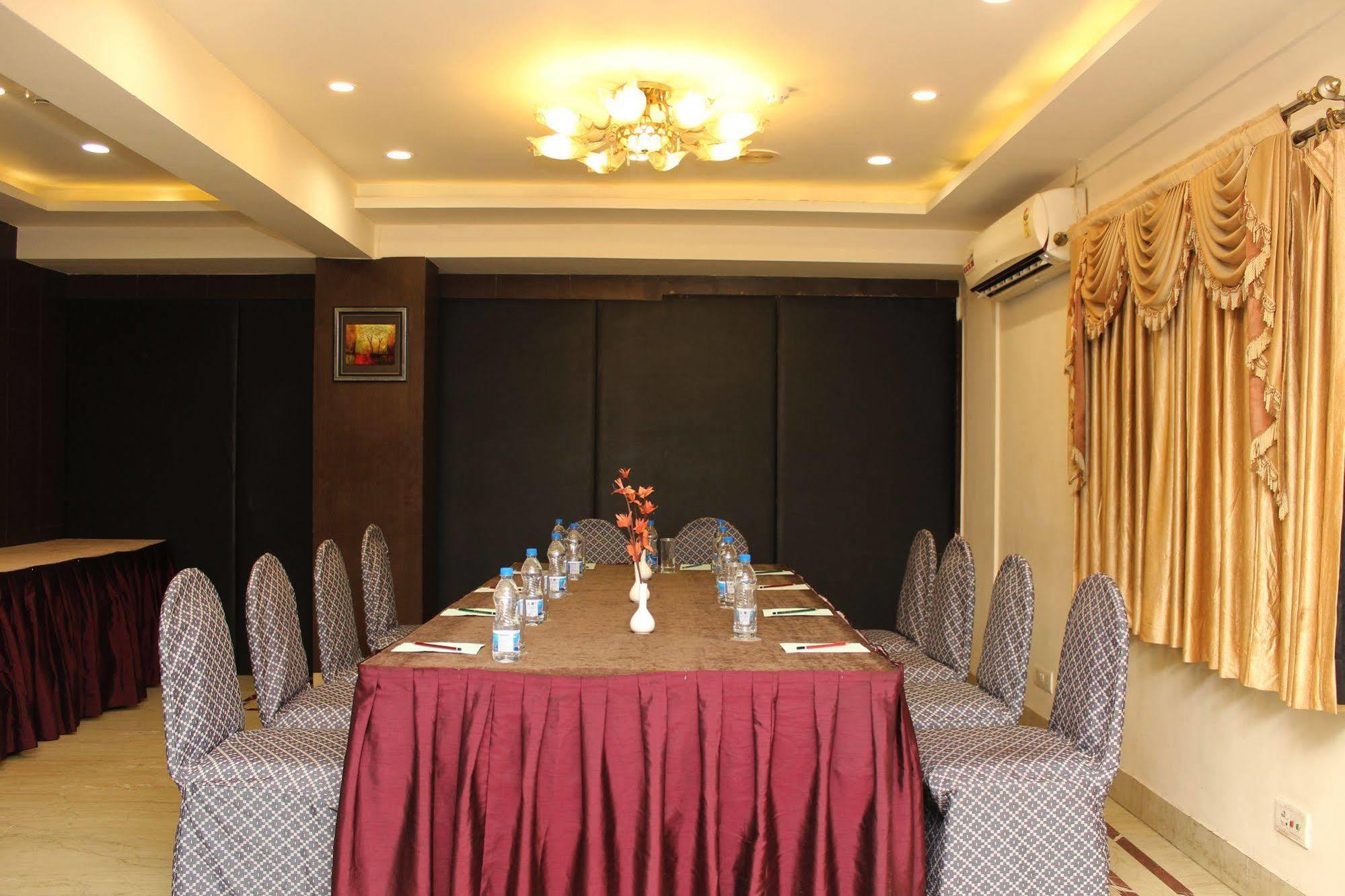 The Pearl Hotel Kolkata Exterior photo